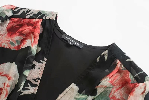 Salopetă scurtă modernă din tul de culoare neagră și model floral