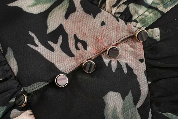 Salopetă scurtă modernă din tul de culoare neagră și model floral