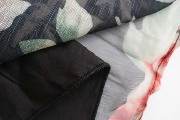 Salopetă scurtă modernă din tul de culoare neagră și model floral