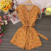 Moderns īss kombinezons ar jostiņu un pogām