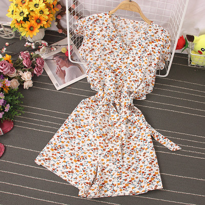 Moderns īss kombinezons ar jostiņu un pogām