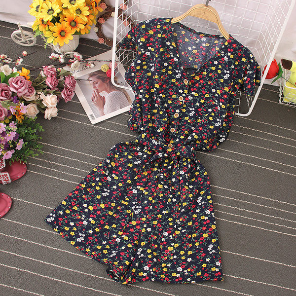 Moderns īss kombinezons ar jostiņu un pogām