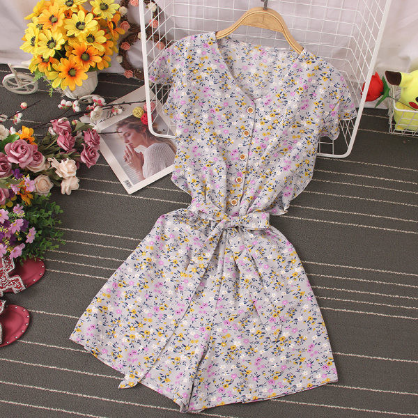 Moderns īss kombinezons ar jostiņu un pogām