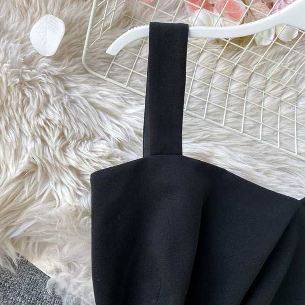 Salopeta de dama moderna cu bretele si picioare late in negru