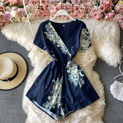 Νέο μοντέλο με γυναικείες κοντές ολόσωμες φόρμες με λαιμόκοψη - κατάλληλη για το καλοκαίρι