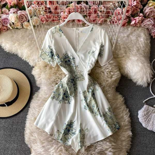 Νέο μοντέλο με γυναικείες κοντές ολόσωμες φόρμες με λαιμόκοψη - κατάλληλη για  το καλοκαίρι