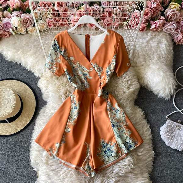 Νέο μοντέλο με γυναικείες κοντές ολόσωμες φόρμες με λαιμόκοψη - κατάλληλη για  το καλοκαίρι