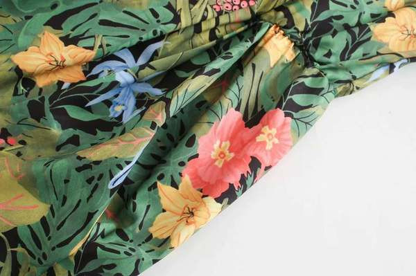 Μακρύ γυναικεία ολόσωμη φόρμα με λαιμόκοψη και λουλουδάτο μοτίβο