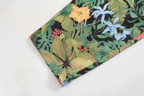 Μακρύ γυναικεία ολόσωμη φόρμα με λαιμόκοψη και λουλουδάτο μοτίβο