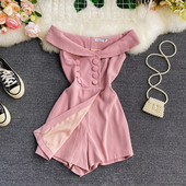 Salopetă scurtă de damă cu umerii goi, în culoarea roz