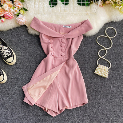 Salopetă scurtă de damă cu umerii goi, în culoarea roz