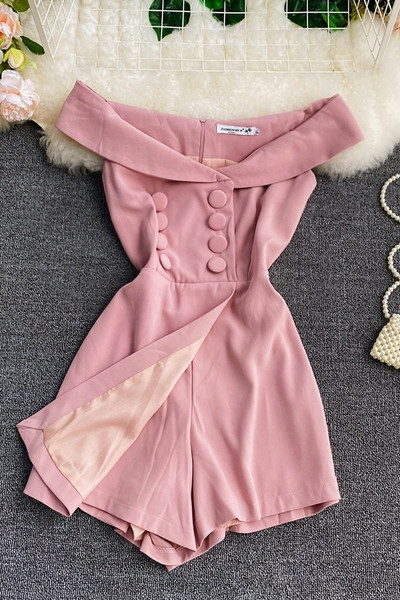 Salopetă scurtă de damă cu umerii goi, în culoarea roz