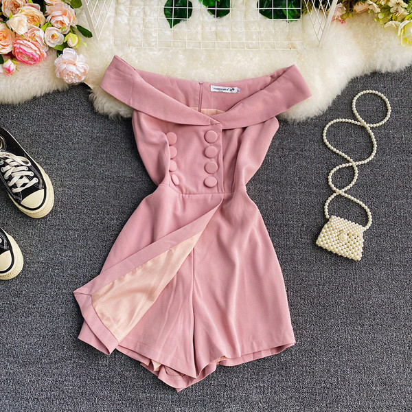 Salopetă scurtă de damă cu umerii goi, în culoarea roz