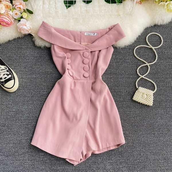 Salopetă scurtă de damă cu umerii goi, în culoarea roz