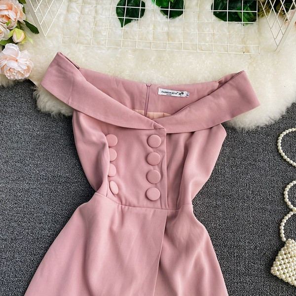 Salopetă scurtă de damă cu umerii goi, în culoarea roz