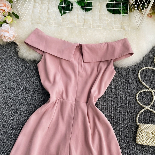 Salopetă scurtă de damă cu umerii goi, în culoarea roz