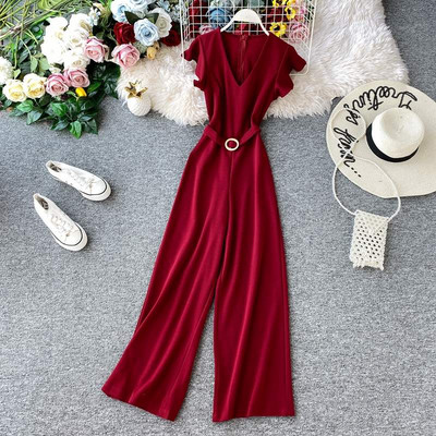 Naujo modelio moteriškas kombinezonas su špicine iškirpte ir dirželiu