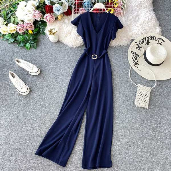 Naujo modelio moteriškas kombinezonas su špicine iškirpte ir dirželiu