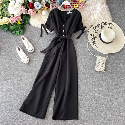 Salopetă modernă de damă, cu decolteu și curea spitz