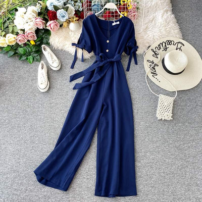 Salopetă modernă de damă, cu decolteu și curea spitz