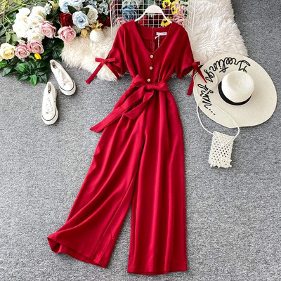 Salopetă modernă de damă, cu decolteu și curea spitz