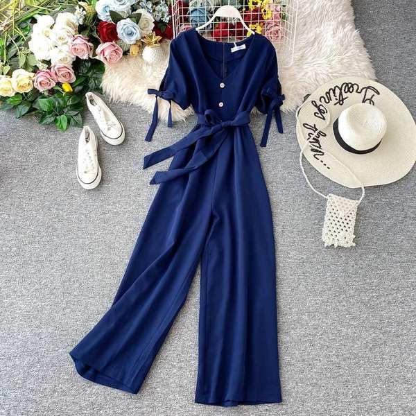 Salopetă modernă de damă, cu decolteu și curea spitz