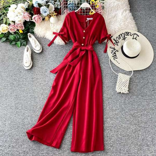 Salopetă modernă de damă, cu decolteu și curea spitz