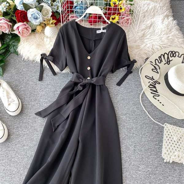 Salopetă modernă de damă, cu decolteu și curea spitz