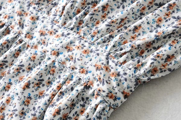 Kombinezon sa širokim nogavicama i V-izrezom