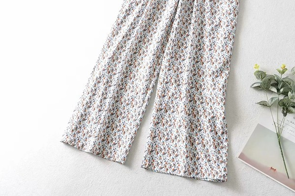 Kombinezon sa širokim nogavicama i V-izrezom