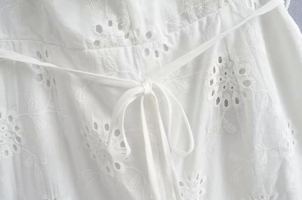 Κοντές καλοκαιρινές  ολόσωμες φόρμες σε λευκό χρώμα  με κεντήματα