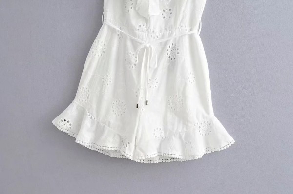 Κοντές καλοκαιρινές  ολόσωμες φόρμες σε λευκό χρώμα  με κεντήματα