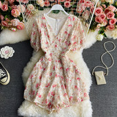 Salopetă scurtă de damă cu mâneci scurte și decolteu spitz