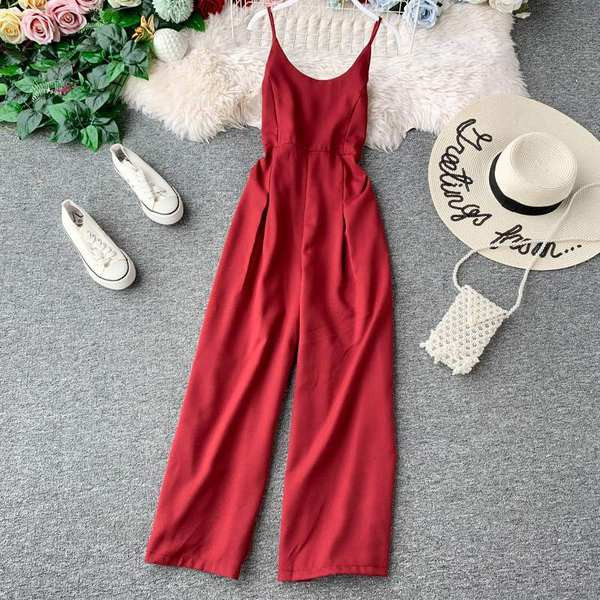 Novi model ženskog kombinezona na tanke naramenice i bustiere