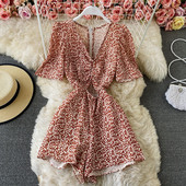 Salopetă scurtă de damă cu mâneci scurte și decolteu spitz