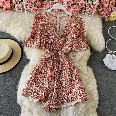 Salopetă scurtă de damă cu mâneci scurte și decolteu spitz