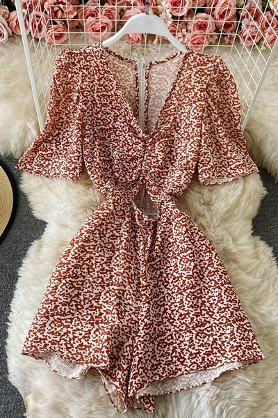 Salopetă scurtă de damă cu mâneci scurte și decolteu spitz