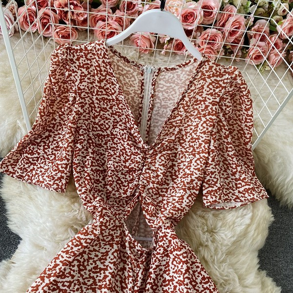 Salopetă scurtă de damă cu mâneci scurte și decolteu spitz