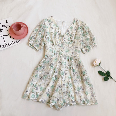 Salopetă de damă elegantă, cu decolteu și fermoar