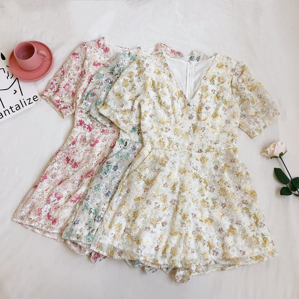 Salopetă de damă elegantă, cu decolteu și fermoar