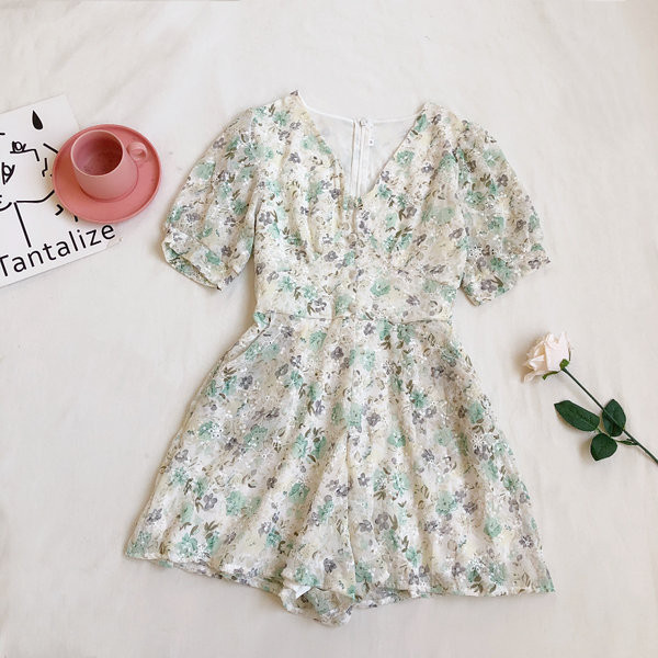 Salopetă de damă elegantă, cu decolteu și fermoar