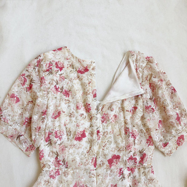 Salopetă de damă elegantă, cu decolteu și fermoar