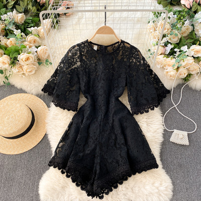 Salopetă de damă modernă din dantelă cu decolteu rotund