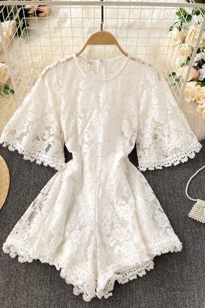 Salopetă de damă modernă din dantelă cu decolteu rotund