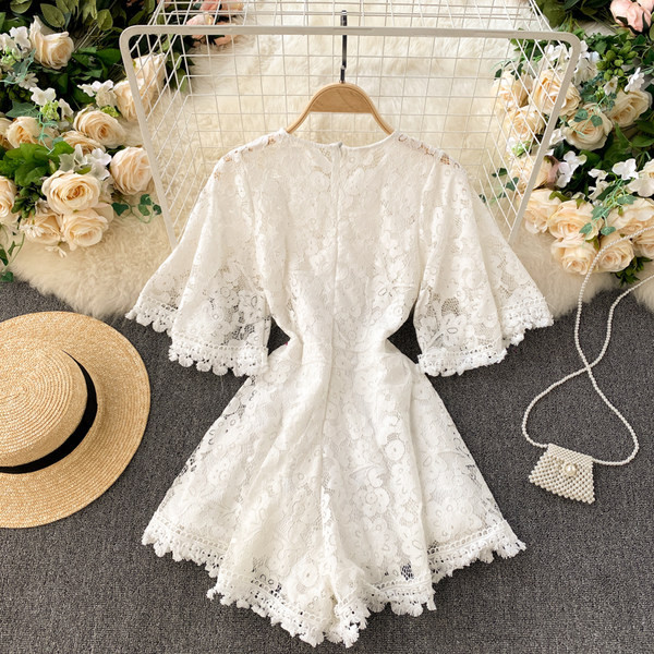 Salopetă de damă modernă din dantelă cu decolteu rotund