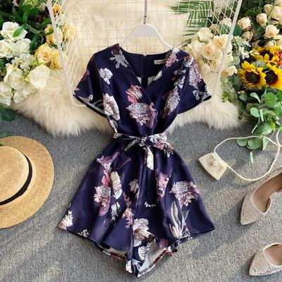 Salopetă de damă cu mâneci scurte și decolteu spitz