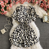 Salopetă scurtă de damă, cu decolteu spitz și mâneci scurte