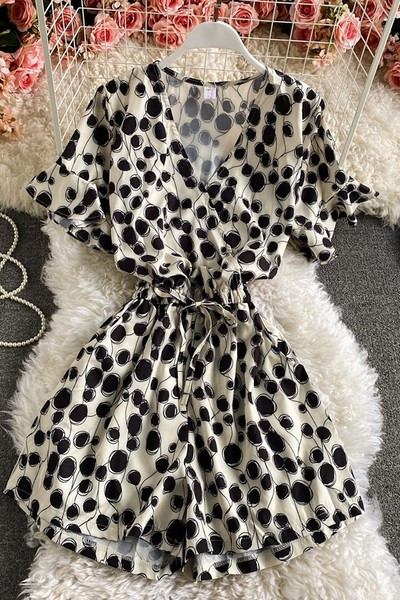 Salopetă scurtă de damă, cu decolteu spitz și mâneci scurte