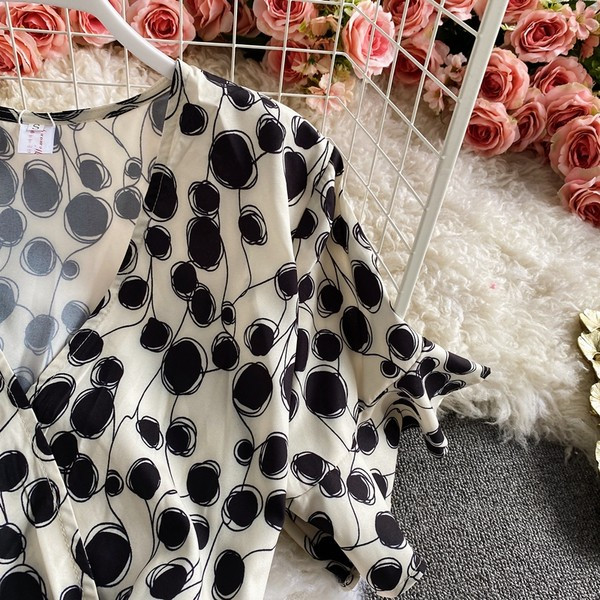 Salopetă scurtă de damă, cu decolteu spitz și mâneci scurte