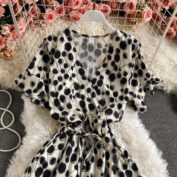 Salopetă scurtă de damă, cu decolteu spitz și mâneci scurte